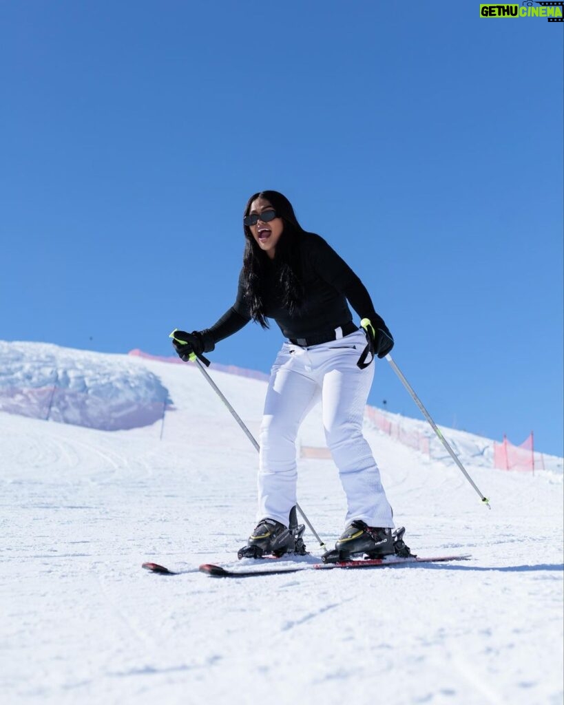 Camila Loures Instagram - Dump da viagem pra falar que saiu 24 horas na NEVE ❄️☃️ e tbm teve 1h de vlog, aproveita o final de semana e maratona o canal ❤️ link na bio! Valle Nevado - Cordillera de Los Andes/Chile