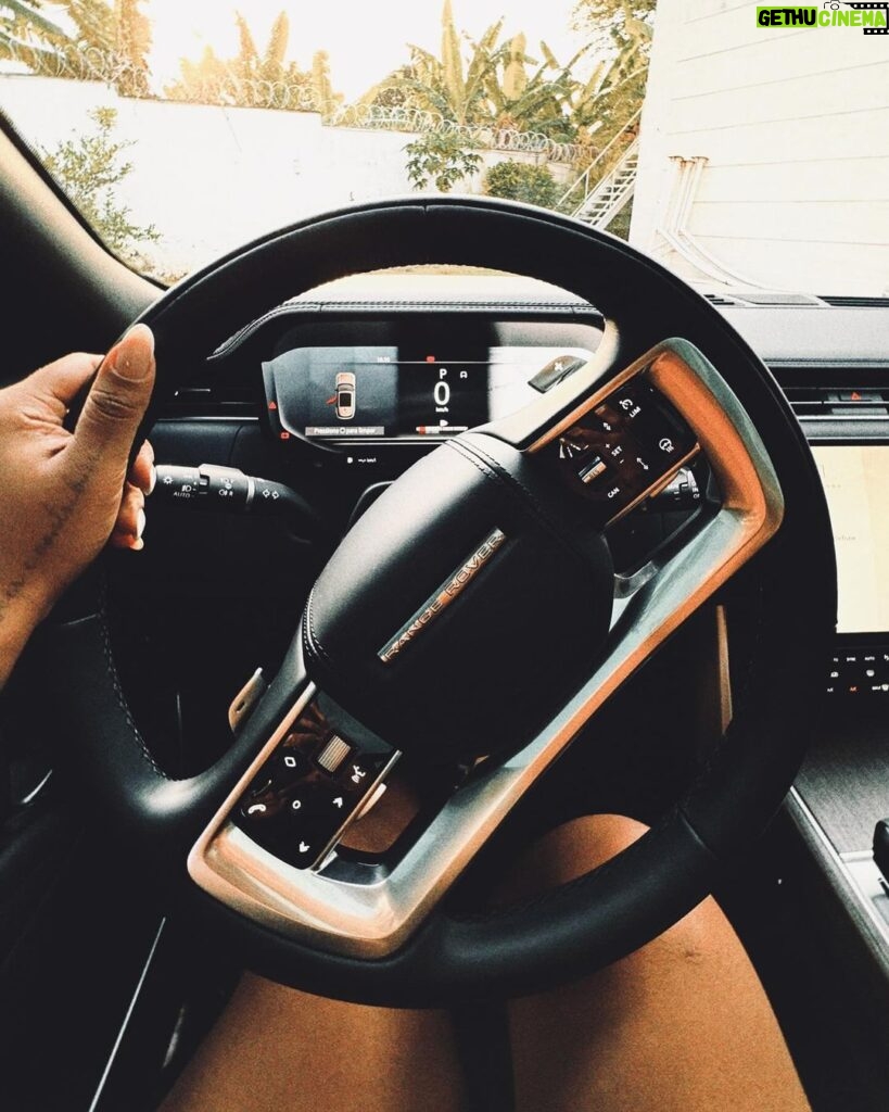 Camila Loures Instagram - MEU CARRO NOVO 🩶 Toda Gloria a Deus 🙏🏽 Mais uma conquista .. pra fazer duplinha com a G63 veio ai a Range Rover 🫶🏽 video no canal mostrando meu carro novo 🙌🏽