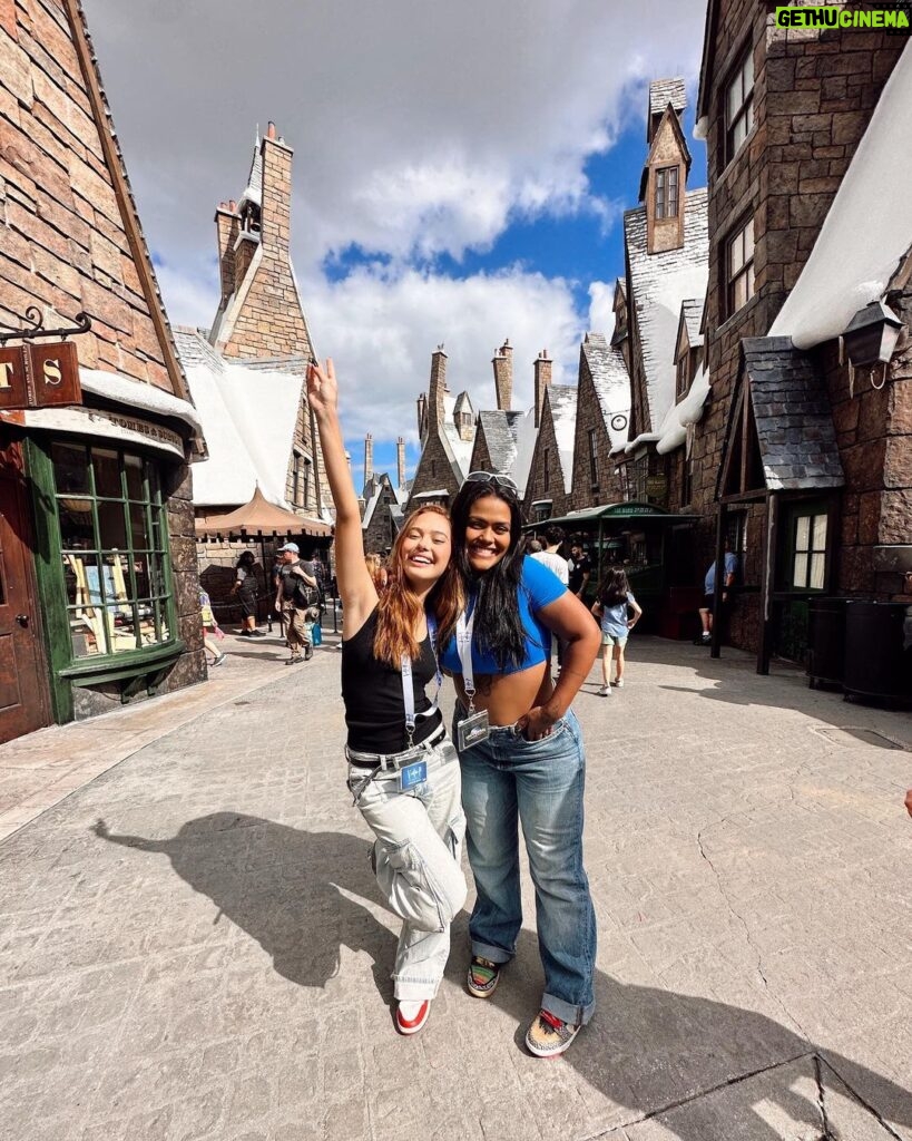 Camila Loures Instagram - Dia de parque… dia feliz 🎢💙 . Obrigada @universaldestinationsbrasil por esse dia maravilhoso por aq 🫶🏽 Universal Studios Florida
