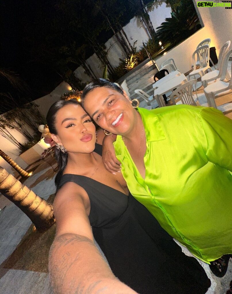 Camila Loures Instagram - Parabennnnss Cunha 🥳🫶🏽 @junia_rochaa você é um presente de Deus nas nossas vidas, Ju é aquela pessoa que ta sempre disposta a ajudar, sempre feliz, nunca ouvi ela reclamando de nada, e nem de mal humor.. parabens q Deus te abençoe sempre, te amooo 💕 // Hoje tem video da festa dela q fizemos ontem 🎉