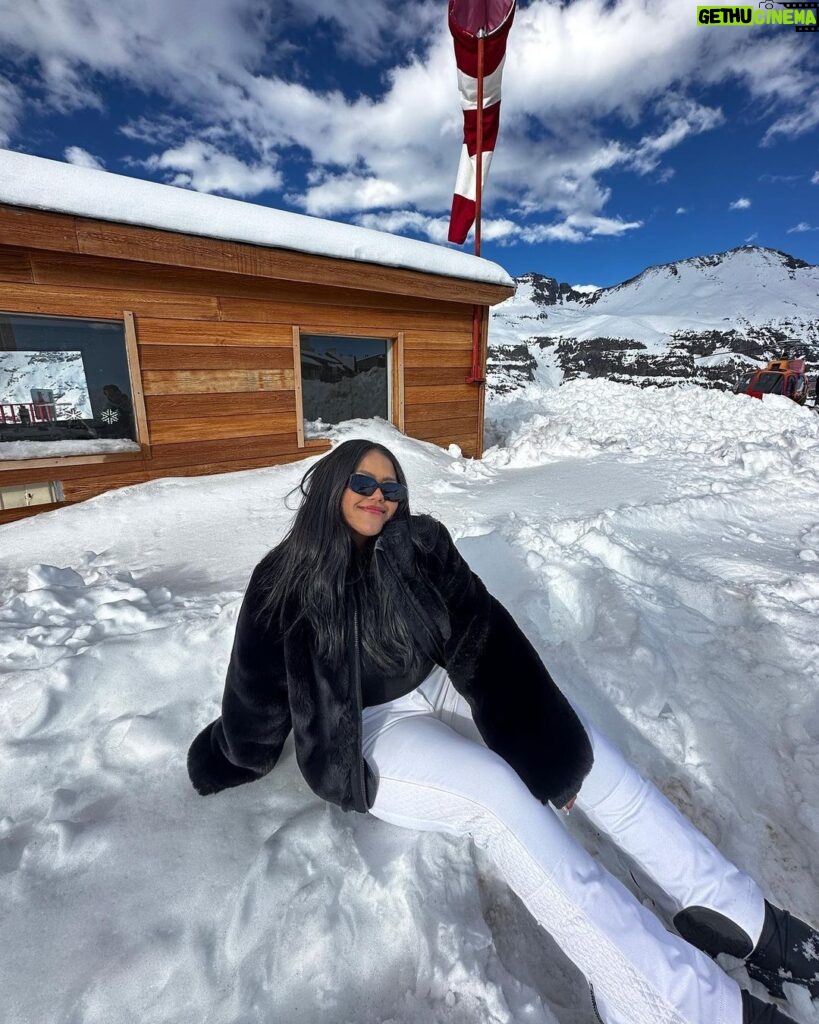 Camila Loures Instagram - Dump da viagem pra falar que saiu 24 horas na NEVE ❄️☃️ e tbm teve 1h de vlog, aproveita o final de semana e maratona o canal ❤️ link na bio! Valle Nevado - Cordillera de Los Andes/Chile