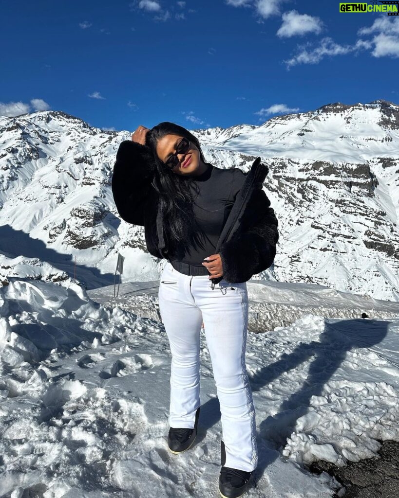 Camila Loures Instagram - Dump da viagem pra falar que saiu 24 horas na NEVE ❄️☃️ e tbm teve 1h de vlog, aproveita o final de semana e maratona o canal ❤️ link na bio! Valle Nevado - Cordillera de Los Andes/Chile