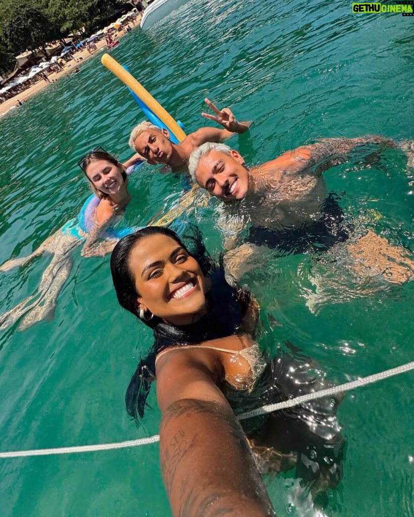 Camila Loures Instagram - Finalizando a viagem do melhor jeito, dia de barco 🛥🤍🌊 // curtiram a viagem da praia? ja quero a próxima, comentem pra onde temos q ir .. ✨ Maresias, Sao Paulo, Brazil