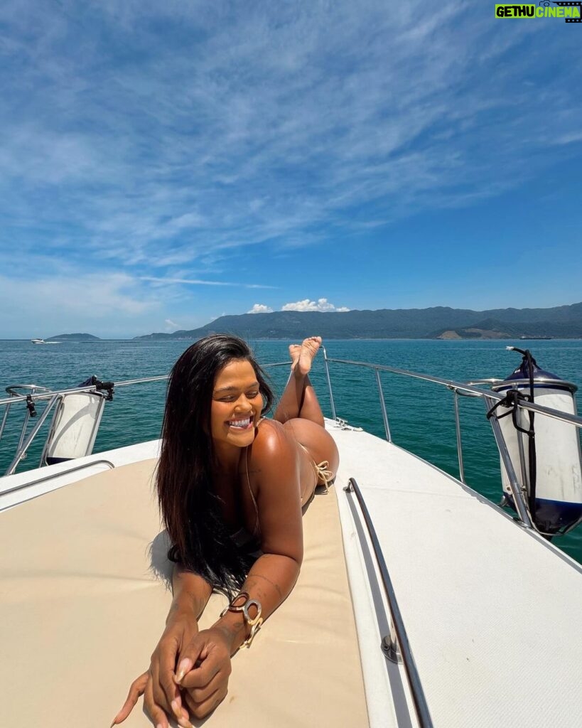 Camila Loures Instagram - Finalizando a viagem do melhor jeito, dia de barco 🛥️🤍🌊 // curtiram a viagem da praia? ja quero a próxima, comentem pra onde temos q ir .. ✨ Maresias, Sao Paulo, Brazil