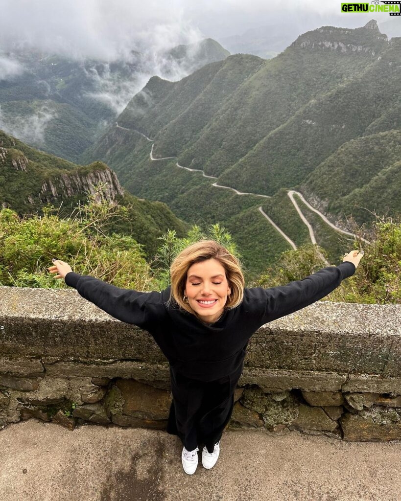 Camila Queiroz Instagram - 48hrs no frio de 7ºC ⛰️ viemos a trabalho mas mal posso esperar pra voltar e conhecer melhor os cânions catarinenses.