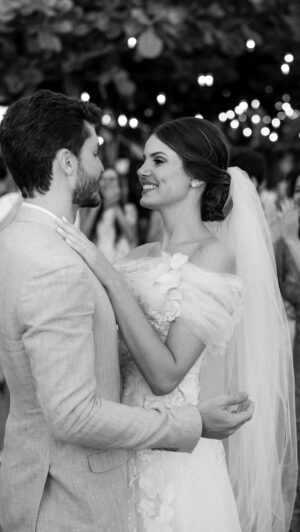 Camila Queiroz Instagram - 5 anos do dia mais feliz de nossas vidas!
Bodas de Madeira ❤️💍
#HappyAniversary to us!!!
