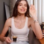Camila Queiroz Instagram - Quando @lorespressobrasil e @lindt_brasil EXCELLLENCE se encontram, o sabor te leva a despertar seus sentidos ✨ Hoje, enquanto preparava meu café em cápsulas L’OR, para harmonizar com o chocolate dark da Lindt, lembrei de uma história que nunca tinha compartilhado com vocês. A vida é feita de histórias e sabores únicos. 🍫☕ #desperteseussentidos️ #publicidade https://www.cafelor.com.br/lindt-lor