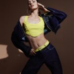 Camila Queiroz Instagram – A primavera 24 @tritonoficial é um convite à transformar seus sonhos em realidade, fantasie tudo o que você pode ser com #TritonNightDreamers 

The perfect bold jeans. Triton attitude.