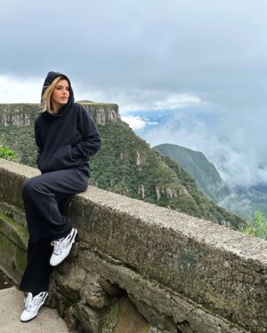 Camila Queiroz Instagram - 48hrs no frio de 7ºC ⛰️
viemos a trabalho mas mal posso esperar pra voltar e conhecer melhor os cânions catarinenses.