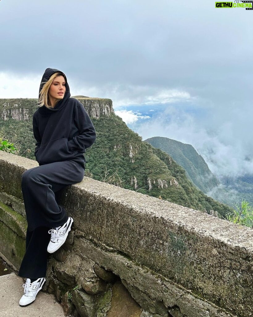 Camila Queiroz Instagram - 48hrs no frio de 7ºC ⛰️ viemos a trabalho mas mal posso esperar pra voltar e conhecer melhor os cânions catarinenses.