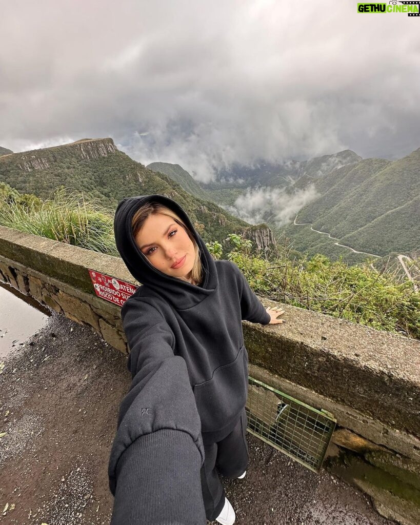 Camila Queiroz Instagram - 48hrs no frio de 7ºC ⛰️ viemos a trabalho mas mal posso esperar pra voltar e conhecer melhor os cânions catarinenses.