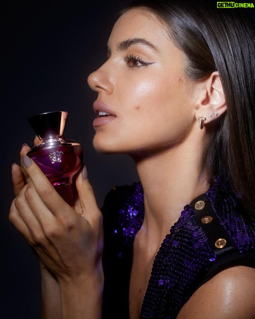 Camila Queiroz Instagram - Encantada com a nova fragrância Dylan Purple da @versace. Um convite para viajar à Itália… Fresca, frutada e viciante! #VersaceFragrances #VersaceDylanPurple