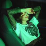 Camila Queiroz Instagram - Ansiosa pra essa temporada de shows que vem por aí, e a coleção Festival Season da @johnjohn já está prontinha nas lojas te esperando!!🤘🏼⚡️