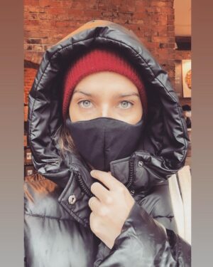 Camilla Arfwedson Instagram - Waiting for a breakfast sandwich 🥪 like a Jedi ☔️👩🏾‍🎤