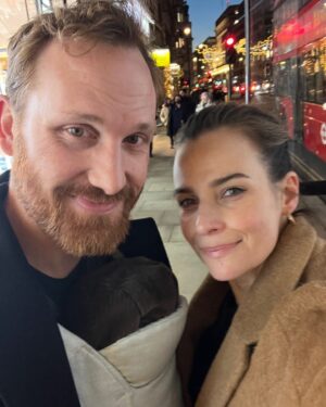 Camilla Arfwedson Instagram - Piccadilly at Xmas with Auro strapped to Jack and waiting for a bus home after seeing pals. Nice to be back in LA but after 3 years away this Xmas was something special 💫🇬🇧❤️