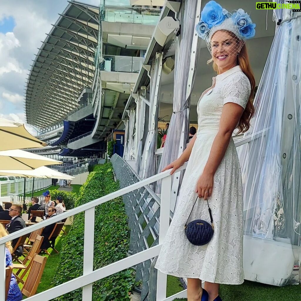 Camilla Kerslake Instagram - #RoyalAscot never disappoints. 👒 by @missbsmillinery, 👗a @crewclothing recycle from Wimbledon last year. Professional 📸 by the divine @kirstinsinclair less professional ones by @jonny.is.green. Fresh colour by @_narcissenoir at @nevillehairandbeautyofficial 💅 Love to @alexandra__jw for the invitation ❤️ Royal Ascot