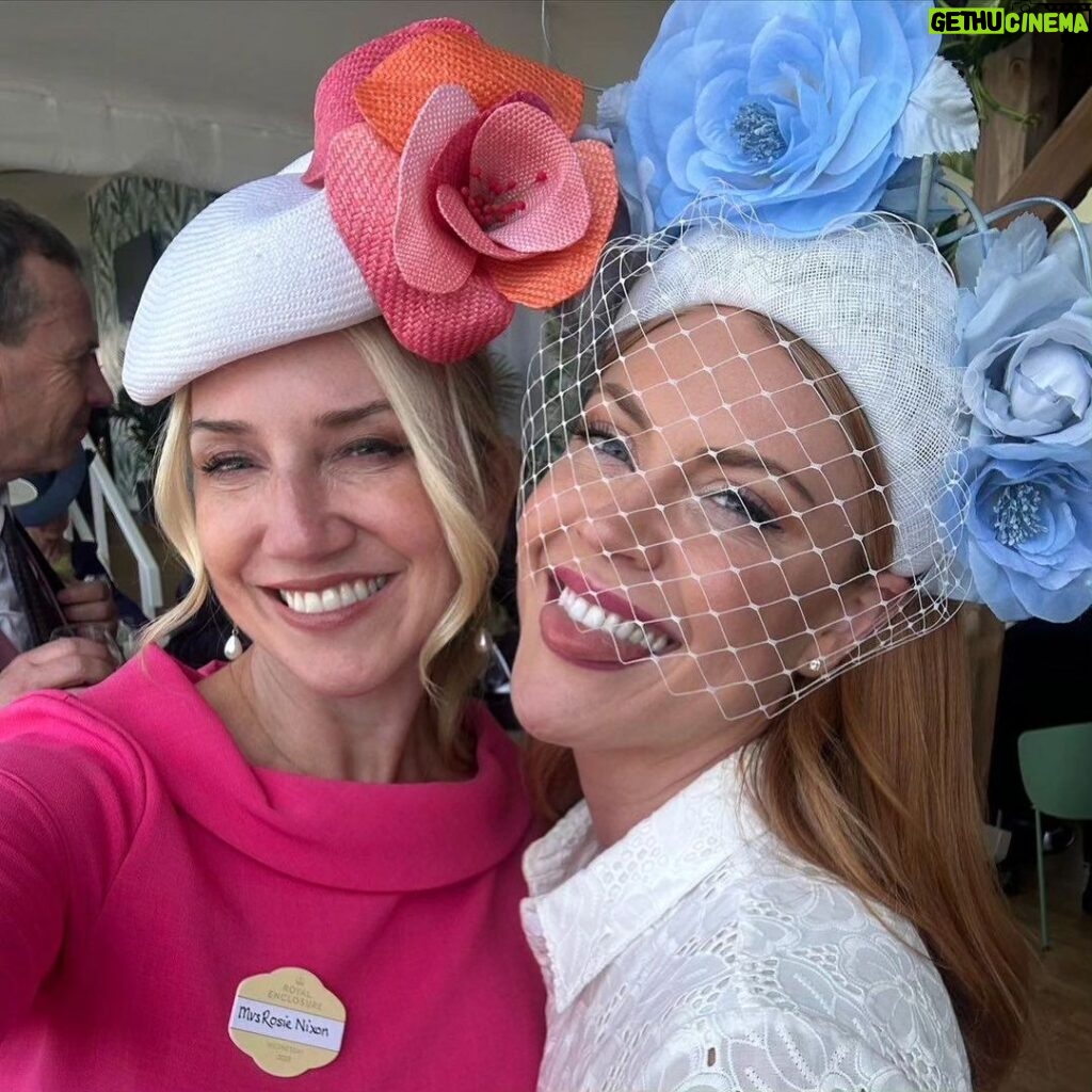 Camilla Kerslake Instagram - #RoyalAscot never disappoints. 👒 by @missbsmillinery, 👗a @crewclothing recycle from Wimbledon last year. Professional 📸 by the divine @kirstinsinclair less professional ones by @jonny.is.green. Fresh colour by @_narcissenoir at @nevillehairandbeautyofficial 💅 Love to @alexandra__jw for the invitation ❤️ Royal Ascot