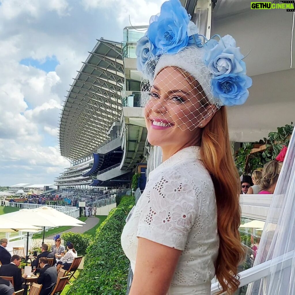 Camilla Kerslake Instagram - #RoyalAscot never disappoints. 👒 by @missbsmillinery, 👗a @crewclothing recycle from Wimbledon last year. Professional 📸 by the divine @kirstinsinclair less professional ones by @jonny.is.green. Fresh colour by @_narcissenoir at @nevillehairandbeautyofficial 💅 Love to @alexandra__jw for the invitation ❤️ Royal Ascot