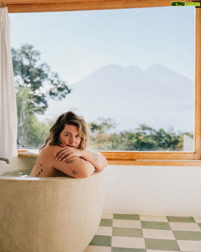 Camille D. Sperandio Instagram - Non mais… La vue !!?? prendre un bain n’aura jamais été aussi agréable. 🫧 Tzununá Lake Atitlán Guatemala