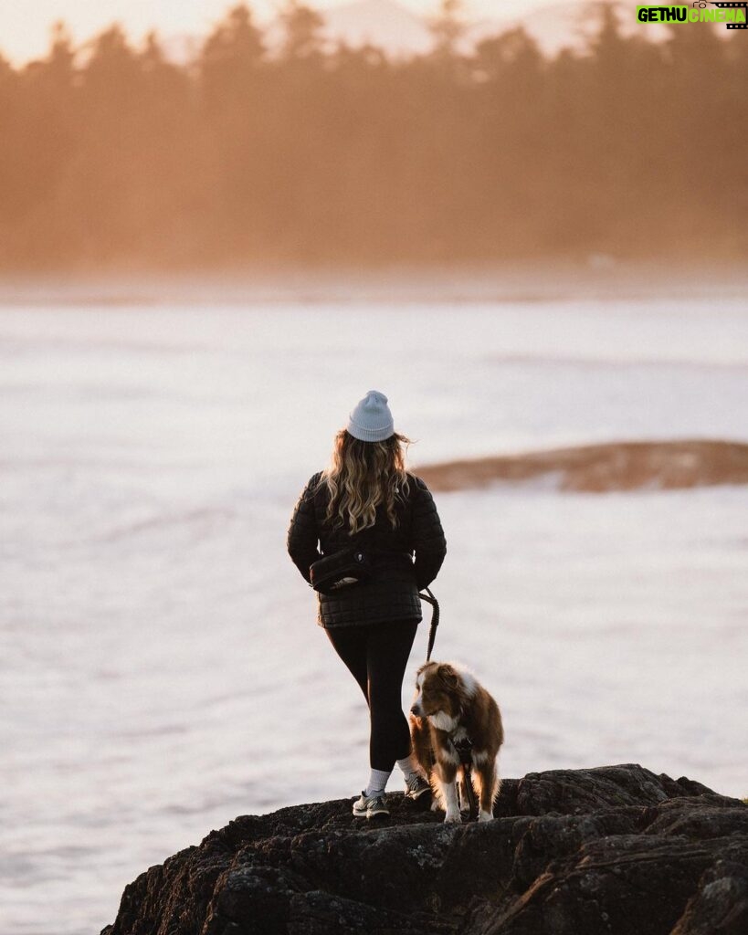 Camille D. Sperandio Instagram - il y a un an, on revenait à Montréal après nos 5 mois à vivre dans notre roulotte à Tofino. 5 mois de liberté et de prise de conscience qui m’ont fait grandement évoluer. Forever grateful 🤍🫶🏼 Tofino, British Columbia