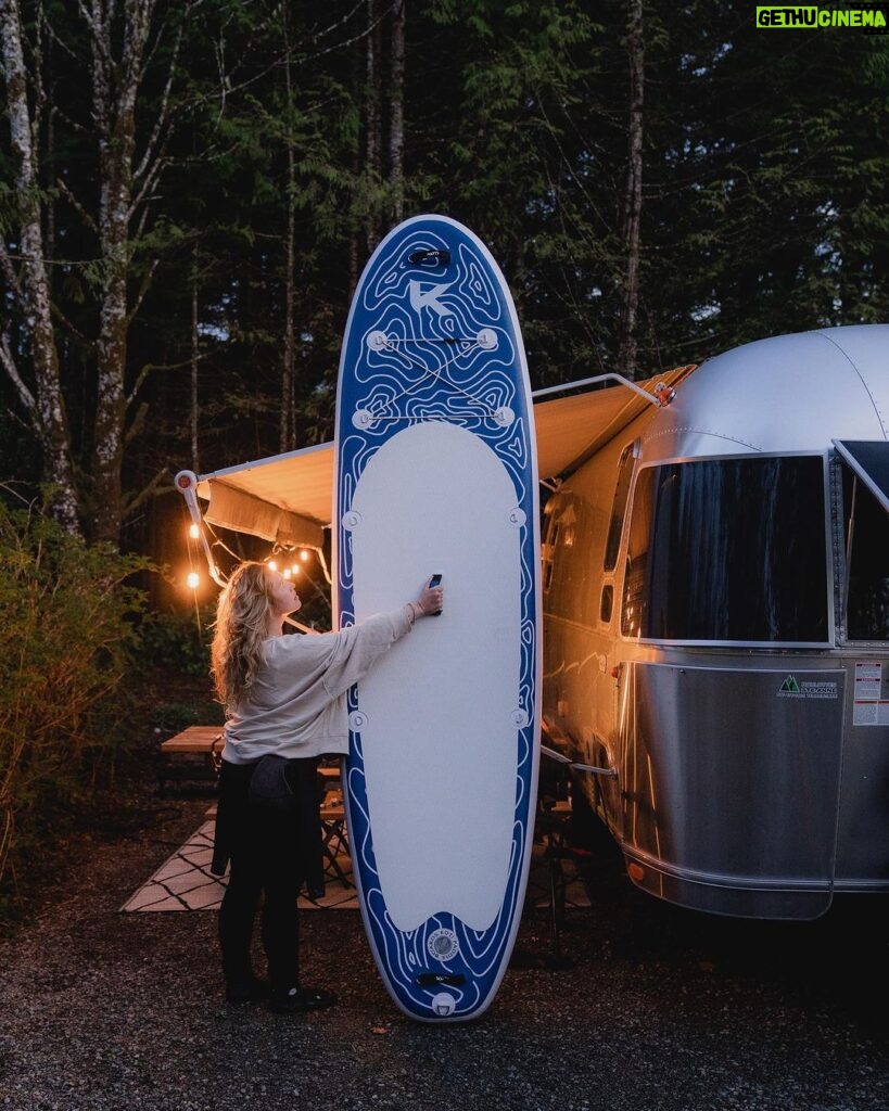 Camille D. Sperandio Instagram - il y a un an, on revenait à Montréal après nos 5 mois à vivre dans notre roulotte à Tofino. 5 mois de liberté et de prise de conscience qui m’ont fait grandement évoluer. Forever grateful 🤍🫶🏼 Tofino, British Columbia