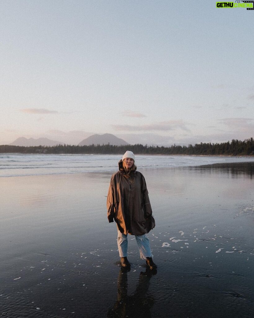 Camille D. Sperandio Instagram - il y a un an, on revenait à Montréal après nos 5 mois à vivre dans notre roulotte à Tofino. 5 mois de liberté et de prise de conscience qui m’ont fait grandement évoluer. Forever grateful 🤍🫶🏼 Tofino, British Columbia