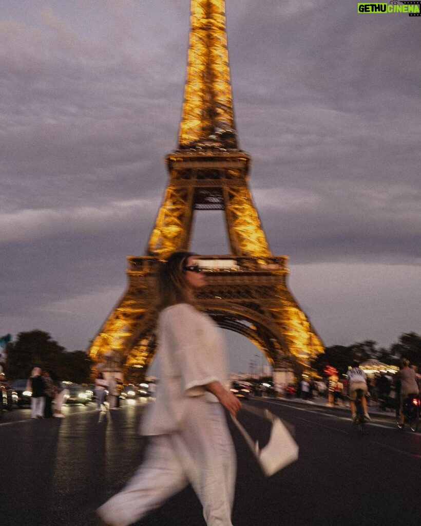 Camille D. Sperandio Instagram - Au revoir Paris! Merci pour tes croissants, tes Spritz, ton accueil et ta chaleur. C’était short but so sweet. 🤍 Plutôt chanceuse d’avoir un copain qui fait de si belles photos 🥰 @guillaume.stamand Paris, France