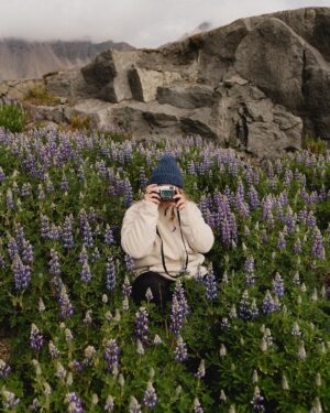 Camille D. Sperandio Instagram - Happy international photography day! 🤍📷 — la photo a toujours fait partie de ma vie. Quand j’ai eu ma première petite caméra numérique, je la traînais avec moi en tout temps, pour capturer les moments et être en mesure de les garder précieusement avec moi jusqu’à la fin de mes jours. C’est peut-être étrange mais parfois je regarde une photo et j’avais complètement oublié ce moment. De le revoir me permet de me replonger dans cet instant précis. Ça me rappelle les bons temps, parfois les moins bons, mais pour la plupart du temps, j’aime capturer des moments magiques.