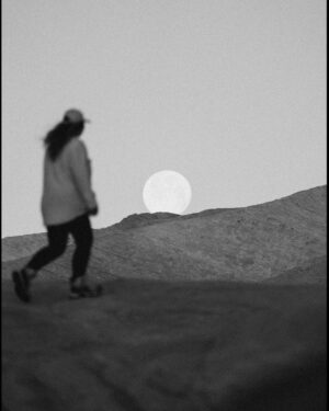 Camille D. Sperandio Instagram - Happy international photography day! 🤍📷 — la photo a toujours fait partie de ma vie. Quand j’ai eu ma première petite caméra numérique, je la traînais avec moi en tout temps, pour capturer les moments et être en mesure de les garder précieusement avec moi jusqu’à la fin de mes jours. C’est peut-être étrange mais parfois je regarde une photo et j’avais complètement oublié ce moment. De le revoir me permet de me replonger dans cet instant précis. Ça me rappelle les bons temps, parfois les moins bons, mais pour la plupart du temps, j’aime capturer des moments magiques.