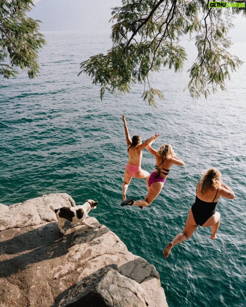 Camille D. Sperandio Instagram - Sunshine, the earth, water, laughter are all amazing forms of medicine. 🤍 Best feeling ☺️🌀🫂 San Marcos La Laguna