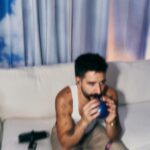 Camilo Instagram - Nos juntamos 17 músicos a tocar en El Taller Creativo. Cuando contamos “un, dos, tres, cuatro” todos nos hicimos una sola cosa. Ese “un” que rompió el silencio alineó todos los corazones que estábamos ahí, grabando música y video al mismo tiempo, en la misma toma. El plan era grabar PLIS, y terminamos grabando dos canciones más. Así que este miércoles 7 sale “un”. Y La Tribu va a tener tres excusas pa bailar como un hp. Bailen mucho. PLIS.