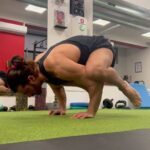 Can Yaman Instagram - Ormai altri livelli 💦 È una posizione yoga direi abbastanza tosta da rimanere fermo 30 secondi per un tipo come me di 100 kg di peso e alto 1.88 😏 L’anno scorso non ce la facevo con tutti i dolori di schiena che avevo, oggi invece ci sono riuscito 🦾