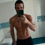 Can Yaman Instagram - Come ho perso 10 chili in 30 giorni? Dopo la conclusione delle riprese di “Viola Come il Mare 2”, approfittando di qualche giorno libero e del Natale, ho deciso di tornare nel mio paese così da poter trascorrere un po’ di tempo con i miei genitori, la mia famiglia ed altre persone a me care. Avevo bisogno di riposarmi un po’ e di staccare la spina, senza mai esagerare però! Volevo anche godermi la cucina turca che mi mancava tanto. Sapevo che al mio ritorno a Roma mi aspettava un duro lavoro, un radicale cambio di abitudini per prepararmi al prossimo personaggio: Sandokan! E infatti così è stato: non appena rientrato ho iniziato ad impegnarmi... Il primo obiettivo era raggiungere il peso ideale per il personaggio e poi concentrarmi sugli aspetti mentali. È stato un periodo molto duro, in un mese sono riuscito a perdere quasi 10 kg, scendendo da 94.5 a 85 kg. È stata, ed è, una fase particolarmente intensa, ho tolto molti piaceri della vita, devo allenarmi 2 o 3 volte al giorno e fare il digiuno intermittente, 16:8, mantenendo le calorie bassissime. Non c’è da preoccuparsi però: nonostante sia esausto sono perfettamente sano, ringiovanito, disintossicato e leggero, ma soprattutto molto soddisfatto. Ovviamente tutto sta avvenendo con il continuo monitoraggio di professionisti seri e competenti. Alla fine è questo che fanno gli attori: si trasformano con dedizione quando è necessario e si plasmano di volta in volta per immedesimarsi nel nuovo ruolo. Insomma, continuerò, continueremo ad andare a gonfie vele finchè non raggiungeremo il Sandokan perfetto che ci siamo prefissati. Tuttavia vi confesso che oggi ho deciso di concedermi uno strappo alla regola e mangerò quel che voglio, sperando di riuscire a fermarmi... Vi chiedo di continuare a sostenermi come avete sempre fatto. Un abbraccio. A presto Rome, Italy