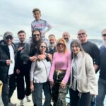 Can Yaman Instagram - Bodyguardlarım(!) ve ben huzurlu İstanbul seyahatimiz. Can Yaman bildiğiniz gibi… Hani kameraları indirip beni artık çekmeyi bırakmıştınız, hani ben İtalya’nın yıldızıydım. E nerden çıktınız yine? Oh be çekmeyecekler diye biz de arada bir ona güvenip rahat rahat geziyorduk. Şimdiden söylüyorum, bundan sonra da konuşmayacağım. Olaylı bir gecem yok, tek olay sizlersiniz, rahatsızlık veren de sizlersiniz şov yapan da. Ben kendi aile ortamımda gayet keyifli ve huzurluyum, geçip arabama biniyorum.. Siz insanların gözüne ışıkları sokup yürümelerini engellediğiniz için size durup konuşulmadığında itildiğinizi kakıldığınızı terslendiğinizi düşünüyorsunuz, öyle bir şey de yok. Sadece huzur kaçıyorsunuz. Konuşmayı tercih etmiyorum ve gerekli bulmuyorum o kadar. Olay da yok skandal da. Bana müsaade, kendi sirkinizde size iyi oyunlar… Istanbul, Turkey