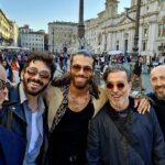 Can Yaman Instagram - Oggi a Roma è stato un sabato meraviglioso e solare. Da tanto tempo volevo concedermi una giornata da turista. Vivo qui da 3 anni ma non è semplice passeggiare con tranquillità e senza impedimenti. Oggi invece sono riuscito a farlo, mi sono concesso di assaggiare delizie della cucina romana che non sapevo esistessero e fatto cose semplici e meravigliose allo stesso tempo. Ringrazio i miei amici e i miei agenti che mi hanno fatto compagnia in questa giornata “normale e umana” che mi mancava da tantissimo tempo e mi ha reso davvero felice! Mi sono proprio ricaricato! Da domani però tornerò a fare dieta stretta e dovrò anche iniziare a studiare il copione. ••• @cuneytsayil @ilkerbilgi @franciomw @88_marce_88 Rome, Italy