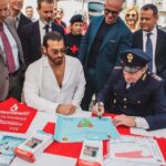 Can Yaman Instagram - Oggi sono orgoglioso di aver rinnovato la mia promessa di donazione per incitare i giovani a donare, un gesto importante per aiutarci tutti. Ringrazio la Polizia di Stato per avermi dato questa occasione e in particolare il Ministro dell’Interno Matteo Piantedosi e il Capo della Polizia Lamberto Giannini, per l'affetto dimostrato. Un grazie all'associazione #donatorinati e al suo presidente Claudio Saltari. #AnniversarioPolizia @poliziadistato_officialpage Piazza Di Spagna, Roma