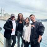 Can Yaman Instagram - Bodyguardlarım(!) ve ben huzurlu İstanbul seyahatimiz. Can Yaman bildiğiniz gibi… Hani kameraları indirip beni artık çekmeyi bırakmıştınız, hani ben İtalya’nın yıldızıydım. E nerden çıktınız yine? Oh be çekmeyecekler diye biz de arada bir ona güvenip rahat rahat geziyorduk. Şimdiden söylüyorum, bundan sonra da konuşmayacağım. Olaylı bir gecem yok, tek olay sizlersiniz, rahatsızlık veren de sizlersiniz şov yapan da. Ben kendi aile ortamımda gayet keyifli ve huzurluyum, geçip arabama biniyorum.. Siz insanların gözüne ışıkları sokup yürümelerini engellediğiniz için size durup konuşulmadığında itildiğinizi kakıldığınızı terslendiğinizi düşünüyorsunuz, öyle bir şey de yok. Sadece huzur kaçıyorsunuz. Konuşmayı tercih etmiyorum ve gerekli bulmuyorum o kadar. Olay da yok skandal da. Bana müsaade, kendi sirkinizde size iyi oyunlar… Istanbul, Turkey