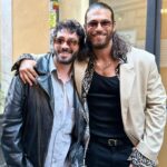 Can Yaman Instagram - Oggi a Roma è stato un sabato meraviglioso e solare. Da tanto tempo volevo concedermi una giornata da turista. Vivo qui da 3 anni ma non è semplice passeggiare con tranquillità e senza impedimenti. Oggi invece sono riuscito a farlo, mi sono concesso di assaggiare delizie della cucina romana che non sapevo esistessero e fatto cose semplici e meravigliose allo stesso tempo. Ringrazio i miei amici e i miei agenti che mi hanno fatto compagnia in questa giornata “normale e umana” che mi mancava da tantissimo tempo e mi ha reso davvero felice! Mi sono proprio ricaricato! Da domani però tornerò a fare dieta stretta e dovrò anche iniziare a studiare il copione. ••• @cuneytsayil @ilkerbilgi @franciomw @88_marce_88 Rome, Italy
