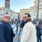 Can Yaman Instagram - Oggi a Roma è stato un sabato meraviglioso e solare. Da tanto tempo volevo concedermi una giornata da turista. Vivo qui da 3 anni ma non è semplice passeggiare con tranquillità e senza impedimenti. Oggi invece sono riuscito a farlo, mi sono concesso di assaggiare delizie della cucina romana che non sapevo esistessero e fatto cose semplici e meravigliose allo stesso tempo. Ringrazio i miei amici e i miei agenti che mi hanno fatto compagnia in questa giornata “normale e umana” che mi mancava da tantissimo tempo e mi ha reso davvero felice! Mi sono proprio ricaricato! Da domani però tornerò a fare dieta stretta e dovrò anche iniziare a studiare il copione. ••• @cuneytsayil @ilkerbilgi @franciomw @88_marce_88 Rome, Italy