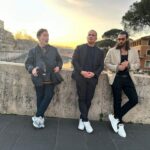 Can Yaman Instagram - Oggi a Roma è stato un sabato meraviglioso e solare. Da tanto tempo volevo concedermi una giornata da turista. Vivo qui da 3 anni ma non è semplice passeggiare con tranquillità e senza impedimenti. Oggi invece sono riuscito a farlo, mi sono concesso di assaggiare delizie della cucina romana che non sapevo esistessero e fatto cose semplici e meravigliose allo stesso tempo. Ringrazio i miei amici e i miei agenti che mi hanno fatto compagnia in questa giornata “normale e umana” che mi mancava da tantissimo tempo e mi ha reso davvero felice! Mi sono proprio ricaricato! Da domani però tornerò a fare dieta stretta e dovrò anche iniziare a studiare il copione. ••• @cuneytsayil @ilkerbilgi @franciomw @88_marce_88 Rome, Italy