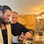 Can Yaman Instagram - Oggi a Roma è stato un sabato meraviglioso e solare. Da tanto tempo volevo concedermi una giornata da turista. Vivo qui da 3 anni ma non è semplice passeggiare con tranquillità e senza impedimenti. Oggi invece sono riuscito a farlo, mi sono concesso di assaggiare delizie della cucina romana che non sapevo esistessero e fatto cose semplici e meravigliose allo stesso tempo. Ringrazio i miei amici e i miei agenti che mi hanno fatto compagnia in questa giornata “normale e umana” che mi mancava da tantissimo tempo e mi ha reso davvero felice! Mi sono proprio ricaricato! Da domani però tornerò a fare dieta stretta e dovrò anche iniziare a studiare il copione. ••• @cuneytsayil @ilkerbilgi @franciomw @88_marce_88 Rome, Italy