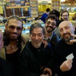 Can Yaman Instagram - Oggi a Roma è stato un sabato meraviglioso e solare. Da tanto tempo volevo concedermi una giornata da turista. Vivo qui da 3 anni ma non è semplice passeggiare con tranquillità e senza impedimenti. Oggi invece sono riuscito a farlo, mi sono concesso di assaggiare delizie della cucina romana che non sapevo esistessero e fatto cose semplici e meravigliose allo stesso tempo. Ringrazio i miei amici e i miei agenti che mi hanno fatto compagnia in questa giornata “normale e umana” che mi mancava da tantissimo tempo e mi ha reso davvero felice! Mi sono proprio ricaricato! Da domani però tornerò a fare dieta stretta e dovrò anche iniziare a studiare il copione. ••• @cuneytsayil @ilkerbilgi @franciomw @88_marce_88 Rome, Italy