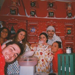 Candice Vernet Instagram - Famille starac ✨les fameuses photos de decembre !

Des photos flou, sombre, mal cadré avec une qualité tellement aléatoire…tout ce que j’aime pour illustrer les meilleurs moments de vie 🤍

Qu’est-ce qu’on a vécu dans ce château 🥲
C’est laquelle vôtre préférée ?