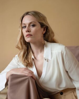 Cara Theobold Instagram - 50 shades of beige 💣

📸 @rebeccasreid 
👗 @hollyelgeti
💄 @billiemua
🎨 @annamackiestylist
