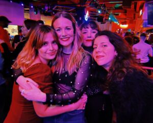 Cara Theobold Instagram - God I had a good birthday! ❤️🎳
Thank you to my spectacular friends for bringing their A game and to @samgswann for making all my cookie birthday cake dreams come true. No joke wanted one of them my entire life. 
Birthdaaaaaayyyyyyyyyyyy ✨✨✨✨✨✨✨✨