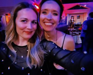 Cara Theobold Instagram - God I had a good birthday! ❤️🎳
Thank you to my spectacular friends for bringing their A game and to @samgswann for making all my cookie birthday cake dreams come true. No joke wanted one of them my entire life. 
Birthdaaaaaayyyyyyyyyyyy ✨✨✨✨✨✨✨✨