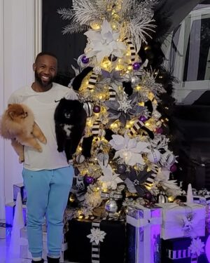 Carlos King Instagram - Merry Christmas from Godiva and Brody Reign 🎄 🙏🏽