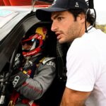 Carlos Sainz Jr. Instagram - Throw🔙 to @dakarrally 2023 with the boss @carlossainzoficial. Although this year we aren't there physically, we are supporting you in every stage from home. We are very proud of you, of seeing how you keep breaking barriers and outdoing yourself, defending the lead in the toughest rally in the world. Just a few more days to go! 💪🏻 Throw🔙 al @dakarrally 2023 con el jefe @carlossainzoficial. Aunque este año no estemos allí físicamente estamos empujando en cada etapa desde casa. Estamos muy orgullosos de ti, de ver como sigues rompiendo barreras y superándote, defendiendo el liderato del rally más duro del mundo. Ya queda menos! 💪🏻
