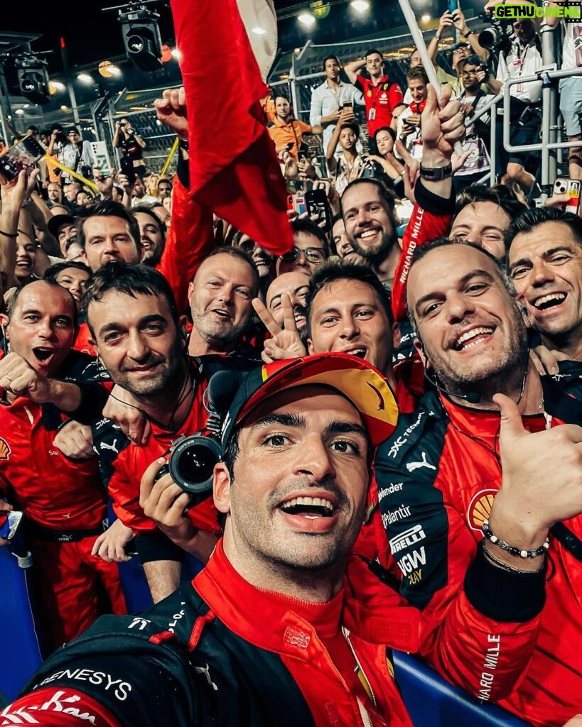 Carlos Sainz Jr. Instagram - 🤩 Singapore, you've been amazing! What a feeling, team. Thank you for the hard work 💪🏻 - #carlossainz Marina Bay Circuit