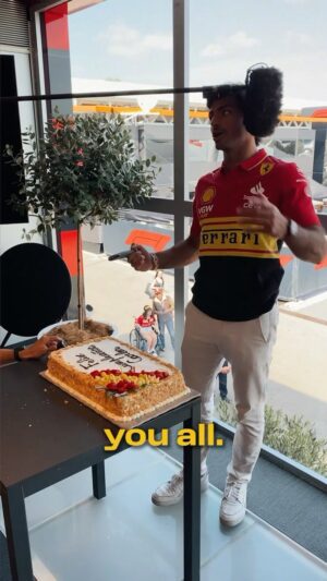 Carlos Sainz Jr. Instagram - Fred always gets the last laugh 😂 🎂 

#ItalianGP 🇮🇹 #F1